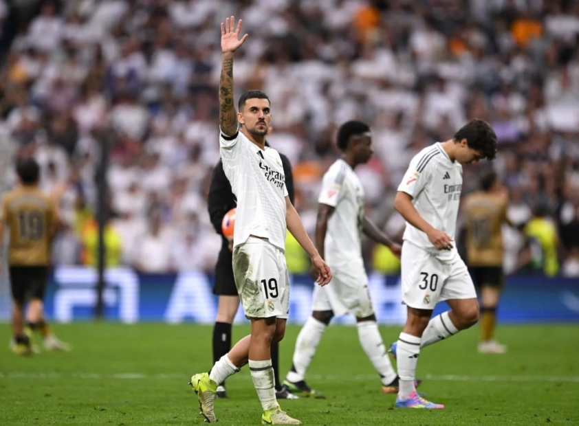 Dani Ceballos vẫy tay chào trong màu áo Real Madrid.